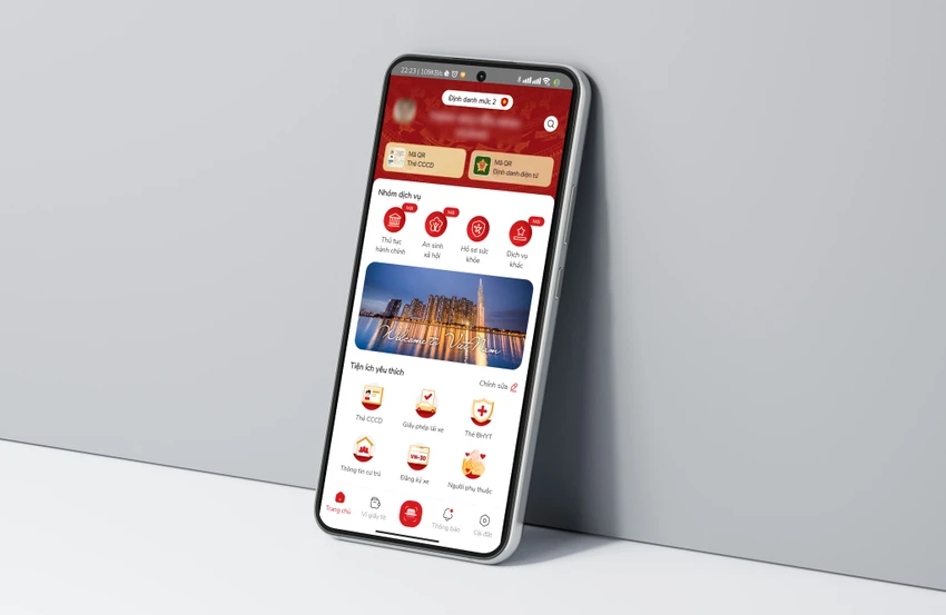 Bạn đọc chỉ tải VNeID trên Google Play hoặc App Store. Ảnh: MINH HOÀNG/Canva