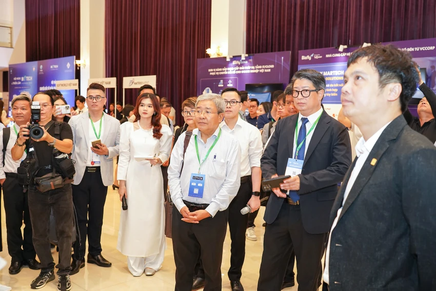 Đại diện Bộ KHCN, VINASA tham quan các gian hàng. Ảnh: TIỂU MINH