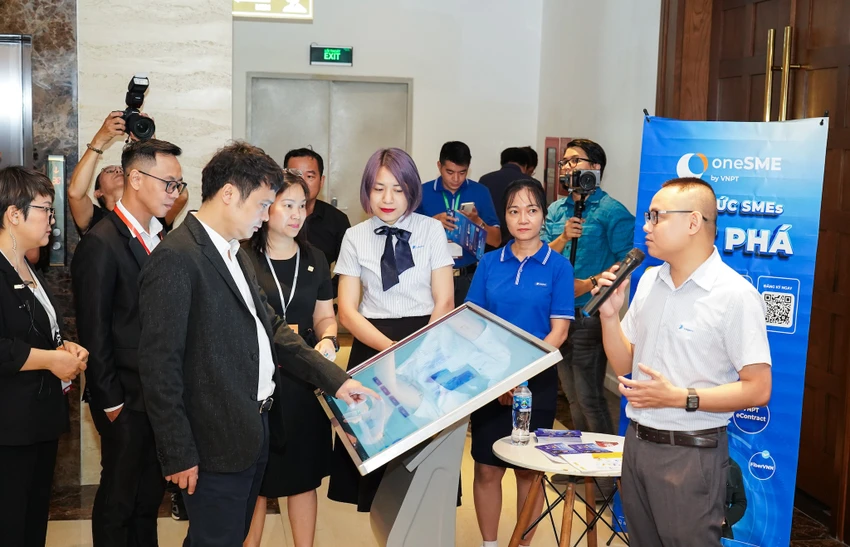 Doanh nghiệp giới thiệu các giải pháp quản trị, chuyển đổi số doanh nghiệp tại Biztech Việt Nam 2024. Ảnh: TIỂU MINH
