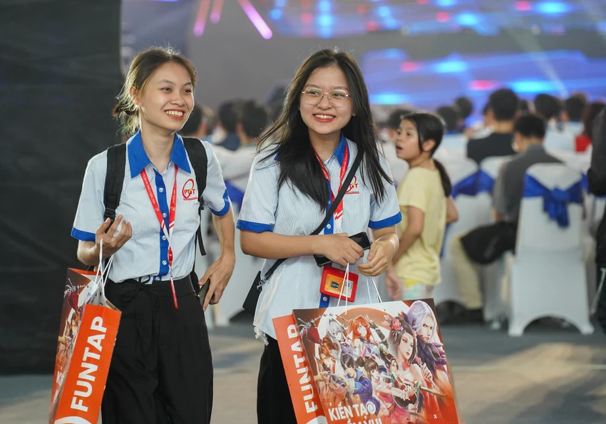 Các bạn học sinh, sinh viên tham gia trò chơi và nhận quà. Ảnh: TIỂU MINH