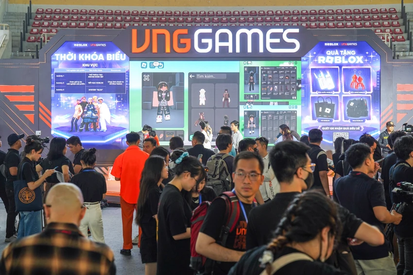Các bạn trẻ chia đội tham gia thi đấu game. Ảnh: TIỂU MINH