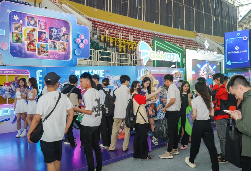 Các gian hàng game luôn đông đảo các bạn trẻ tham dự. Ảnh: TIỂU MINH