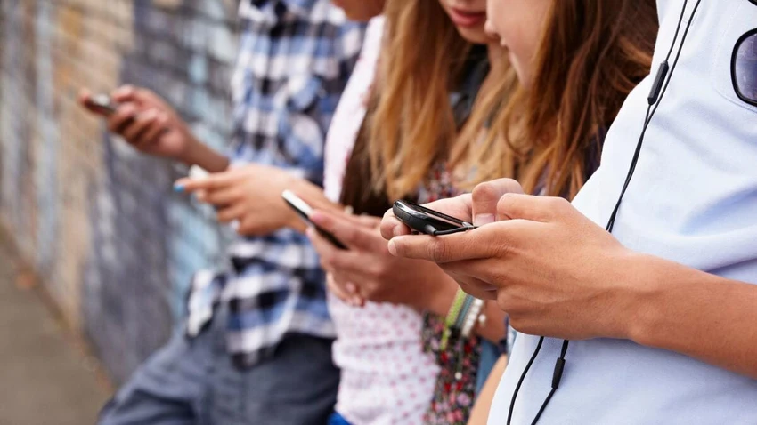 Sử dụng Internet mang lại nhiều lợi ích, tuy nhiên chúng ta phải biết cách hạn chế các mặt tiêu cực. Ảnh minh họa
