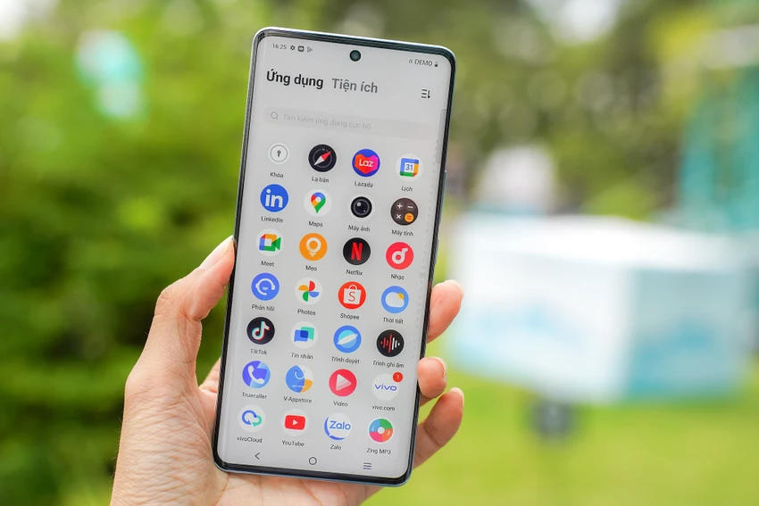 Vivo V30 có màn hình cong tràn viền theo xu hướng điện thoại hiện nay. Ảnh: TIỂU MINH