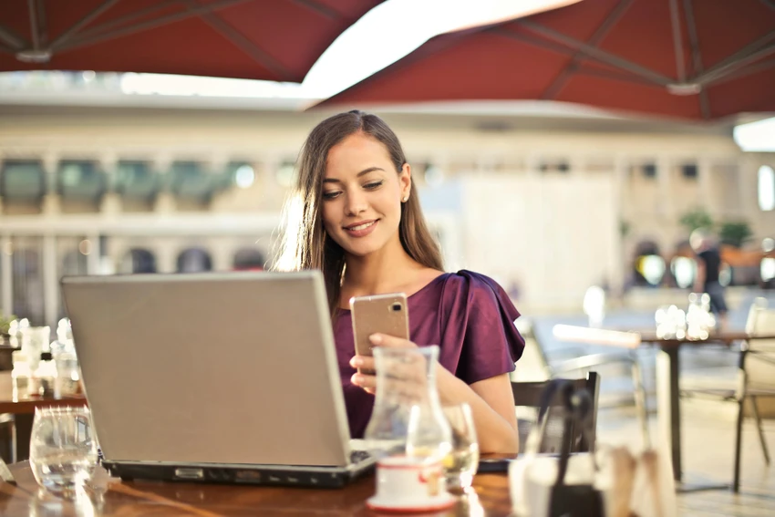 Sạc điện thoại trong quán cà phê cũng tiềm ẩn một số rủi ro. Ảnh: Pexels