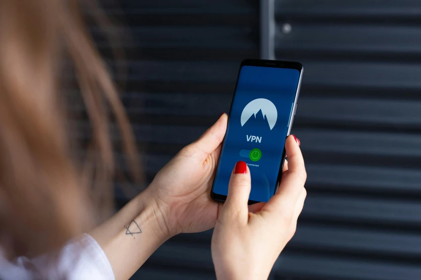 Sử dụng các ứng dụng VPN miễn phí tiềm ẩn nhiều rủi ro. Ảnh: Pexels