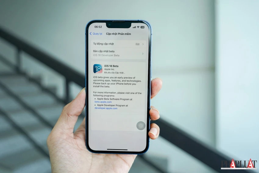Cập nhật iOS 18 beta trên iPhone để trải nghiệm các tính năng mới. Ảnh: TIỂU MINH