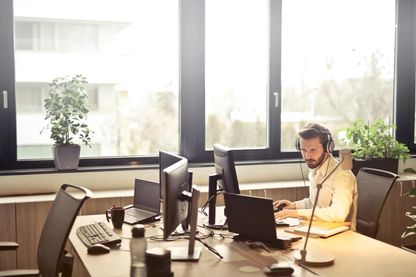 Không sử dụng máy tính công cộng khi đi du lịch hè. Ảnh: Pexels