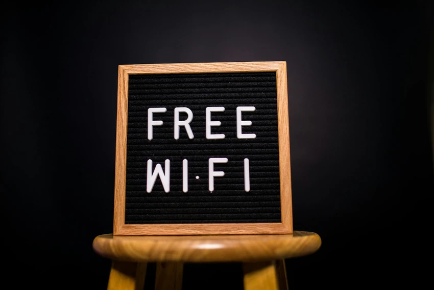 Sử dụng WiFi công cộng miễn phí tiềm ẩn nhiều rủi ro. Ảnh: Pexels