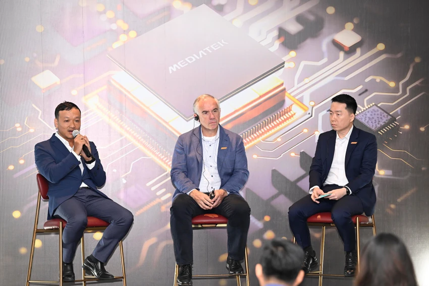 Ông Châu Phạm (bìa trái), ông Finbarr Moynihan (giữa) và ông Chinlin Low (bìa phải) chia sẻ về việc hợp tác với các đối tác trong nước để thiết kế chip Make in Vietnam.
