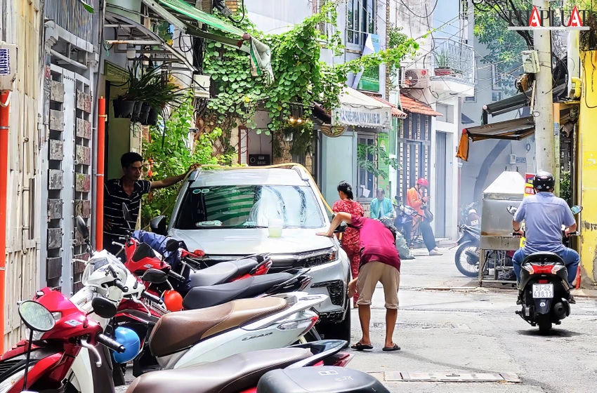 Đậu xe trái phép, lấn chiếm lòng lề đường. Ảnh: MINH HOÀNG