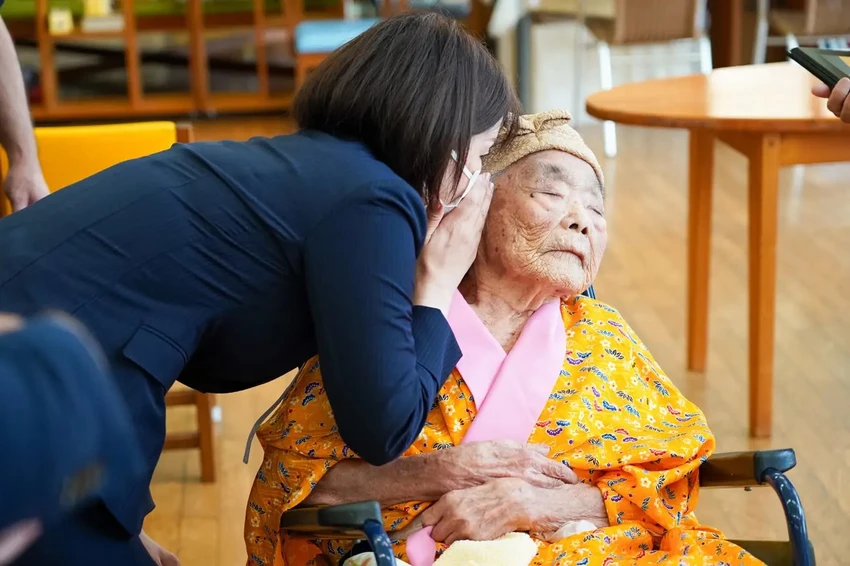 Yumi Yamamoto thì thầm vào tai Kikue Taira, em gái của cặp anh chị em lớn tuổi nhất thế giới. Ảnh: Nomoto Shunki