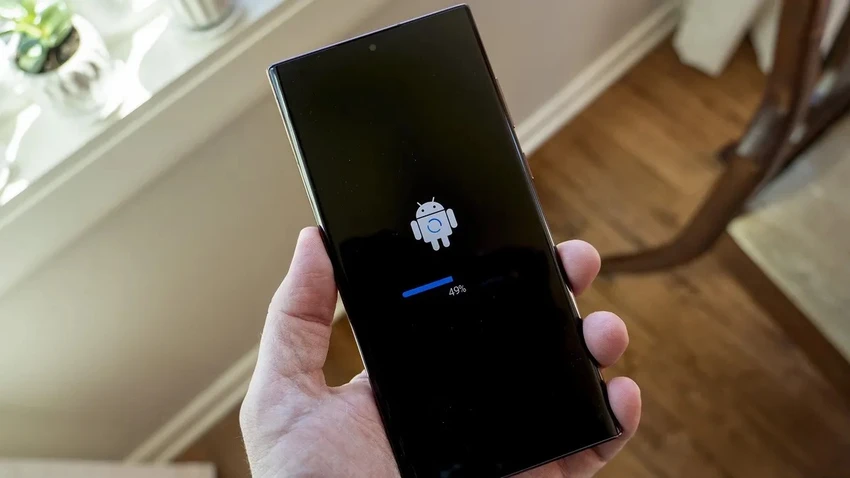 Samsung khuyên người dùng nên cập nhật bản vá bảo mật tháng 8 ngay khi chúng có sẵn. Ảnh: Nick Sutrich/Android Central