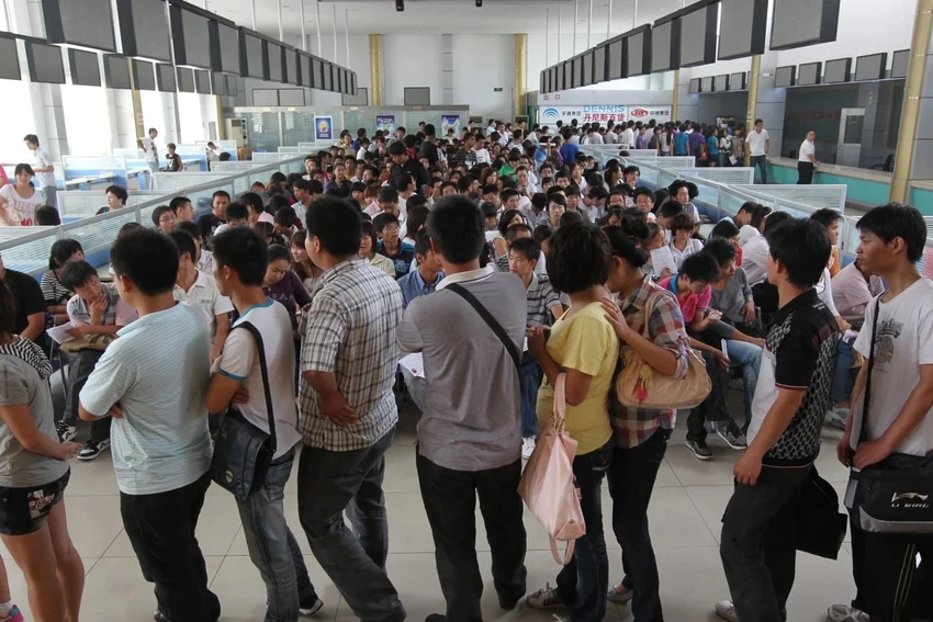 Những người nộp đơn xin làm việc theo ca tại nhà máy Foxconn ở Hà Nam vào ngày 4-9-2010. Ảnh: Dickson Lee/SCMP