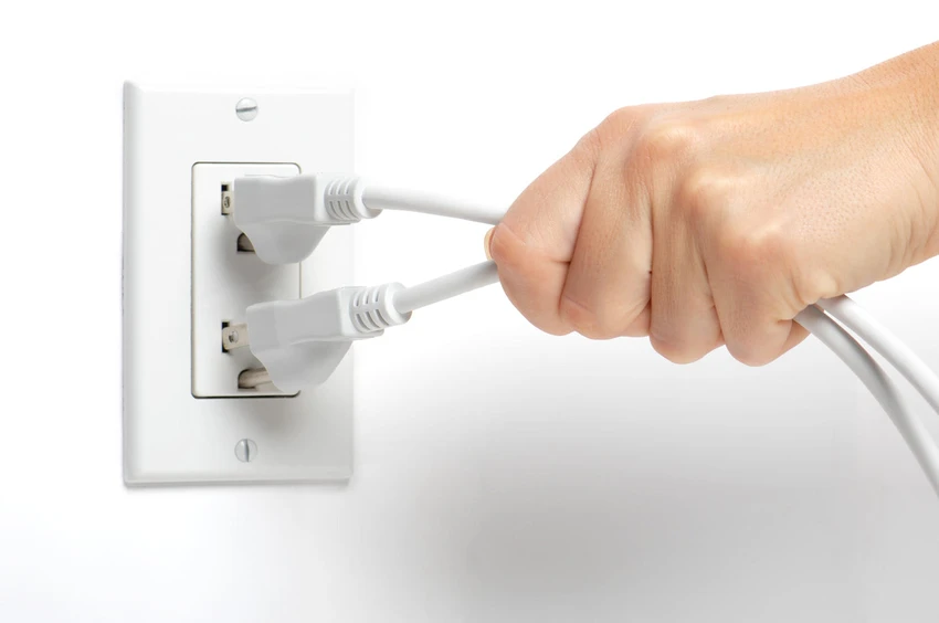 Rút phích cắm điện máy tính trước khi đi ngủ mang lại nhiều lợi ích. Ảnh: Pexels