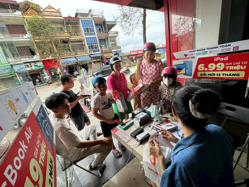 Tin công nghệ 10-9: Nhiều điểm sạc điện thoại miễn phí cho người dân vùng bão.