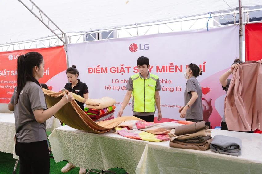 LG triển khai các trạm giặt sấy quần áo và chăn mền miễn phí, hỗ trợ người dân sửa chữa tivi và các thiết bị điện tử.