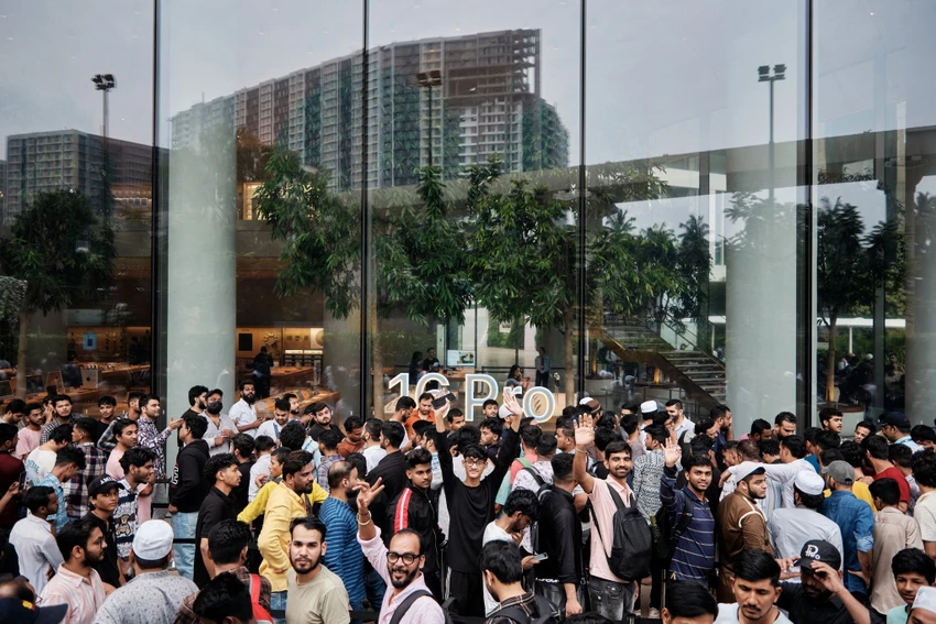 Người dùng xếp hàng tại một cửa hàng Apple ở Mumbai để mua iPhone 16. Ảnh: Apple