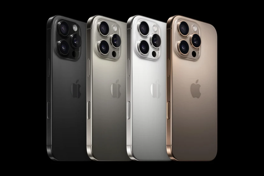 iPhone 16 Pro và iPhone 16 Pro Max có 4 màu gồm titan đen, titan tự nhiên, titan trắng và titan sa mạc.