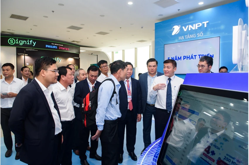 Tin công nghệ 6-10: Khách tham quan gian hàng VNPT tại Ngày hội Đổi mới sáng tạo Việt Nam 2024.