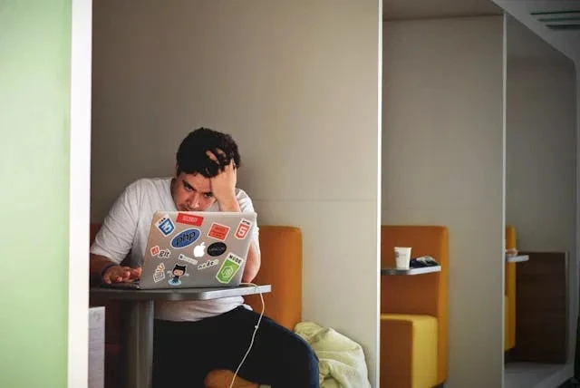 Sử dụng một tài khoản cho nhiều dịch vụ tương đối phiền phức. Ảnh: Pexels