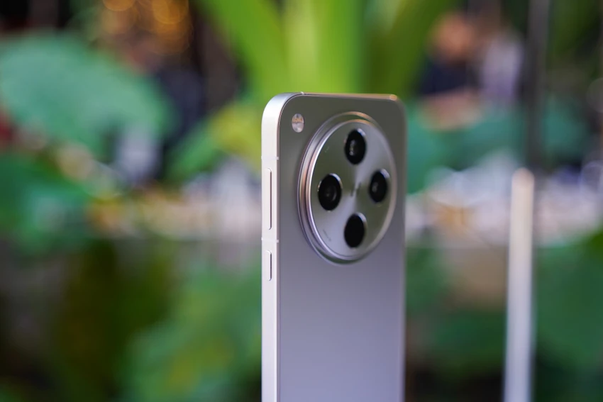Nút tăng giảm âm lượng và nút nguồn trên Find X8 Pro. Ảnh: TIỂU MINH
