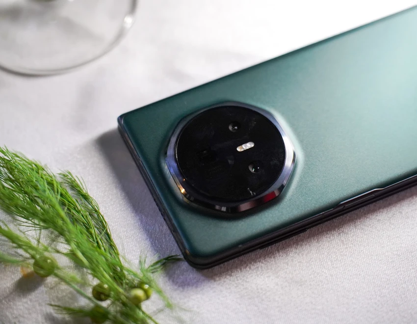 Magic V3 có cụm camera lớn, độ phân giải cao. Ảnh: TIỂU MINH