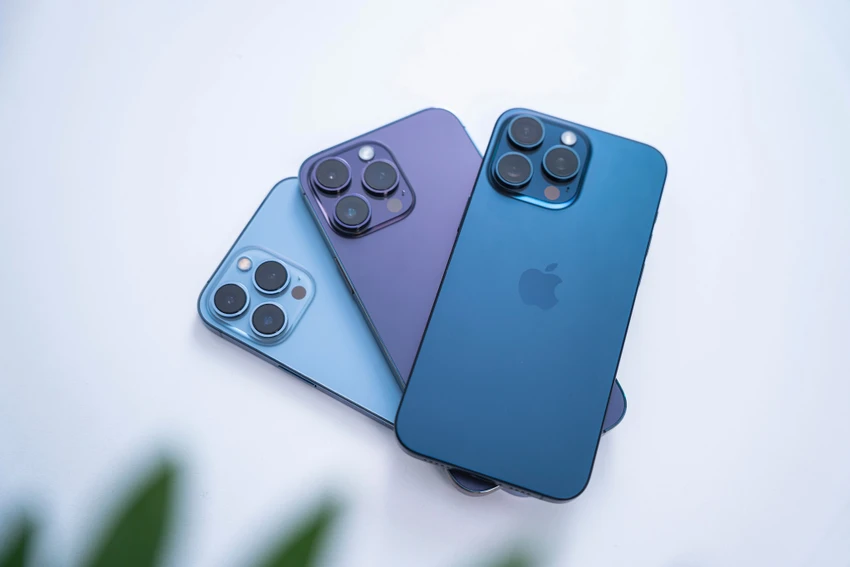 Các mẫu iPhone cũ hút khách dịp cuối năm.