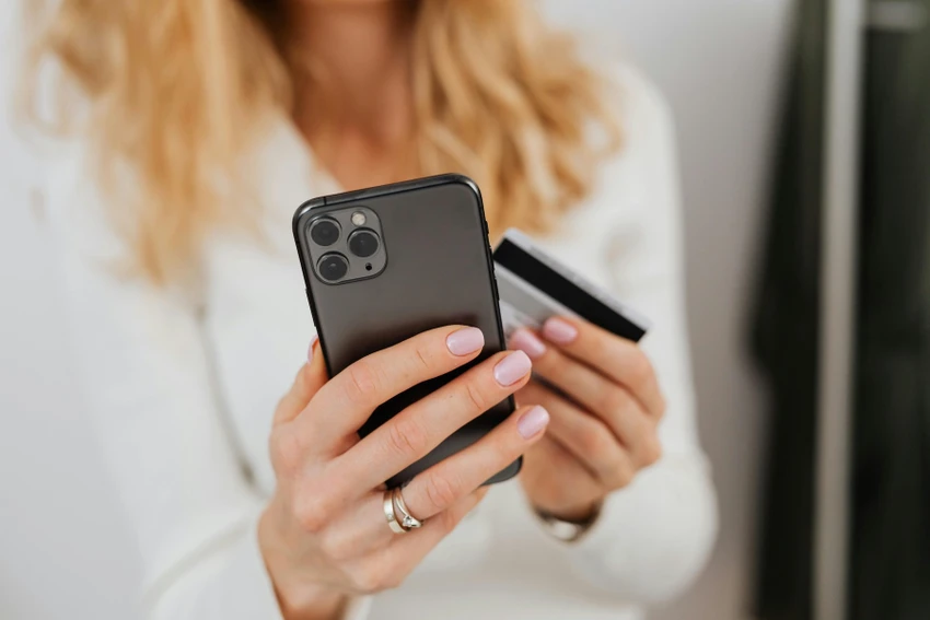 Lừa đảo qua tin nhắn, email là những hình thức tương đối phổ biến. Ảnh: Pexels