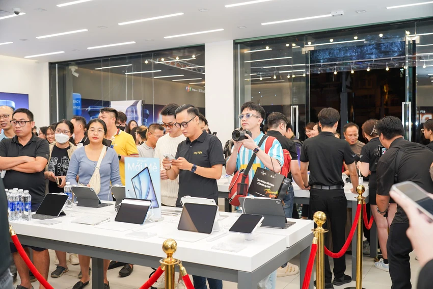 Doanh số iPhone tăng trưởng nhờ việc ra mắt iPhone 16 series. Ảnh: TIỂU MINH