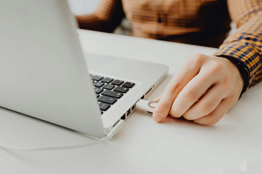 Tăng tốc độ sạc laptop chỉ với vài thao tác đơn giản. Ảnh: Pexels