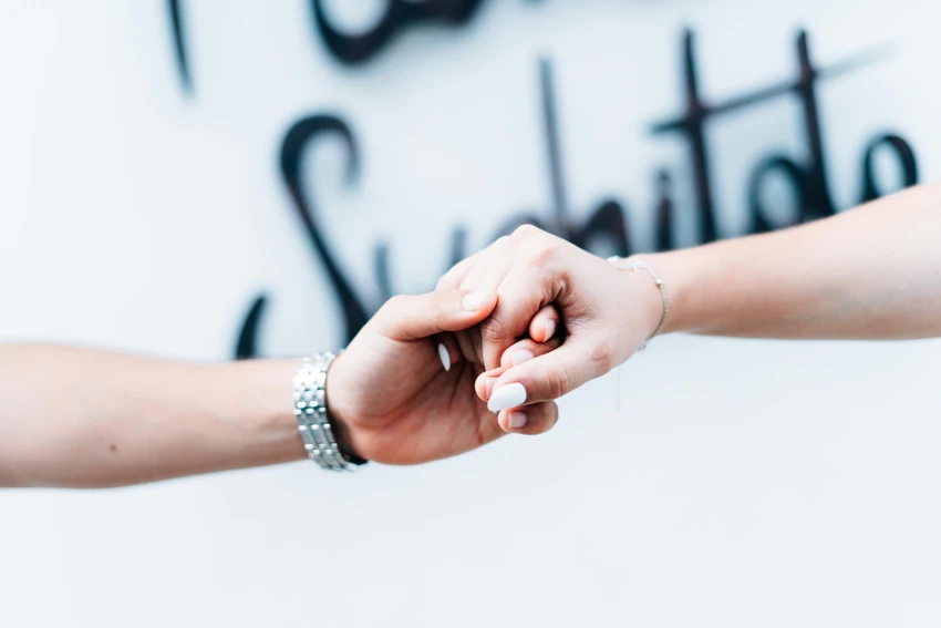 Lừa đảo tình cảm ngày càng phổ biến trên Facebook nhờ AI. Ảnh: Pexels