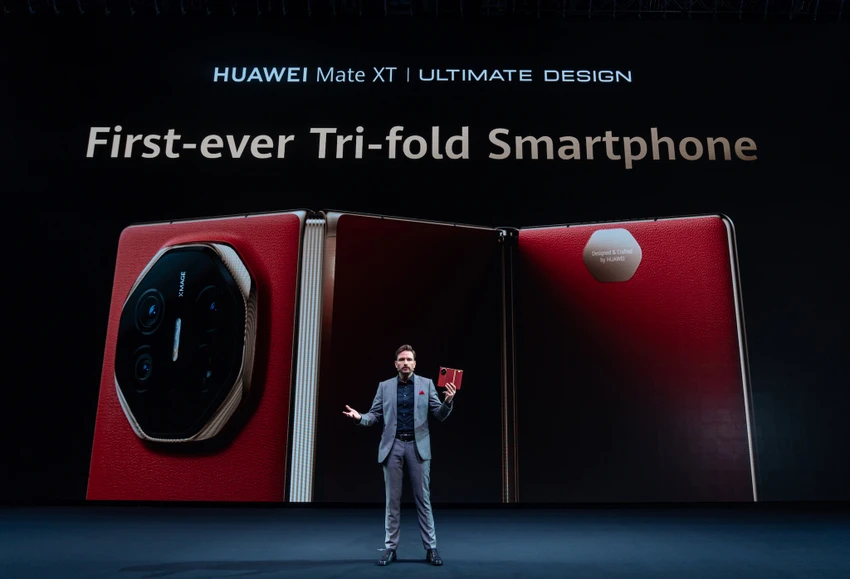Mẫu điện thoại gập ba đầu tiên trên thế giới. Ảnh: Huawei