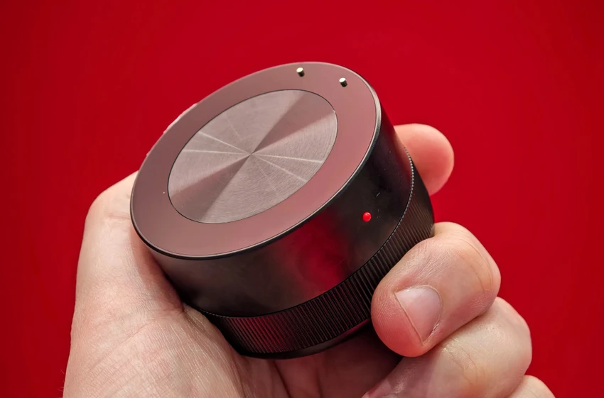 Mẫu điện thoại ý tưởng của Xiaomi có khả năng gắn ống kính rời dạng module. Ảnh: Dominic Preston/The Verge