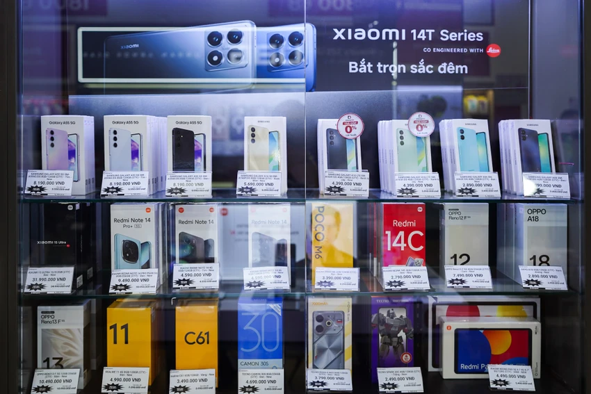 Điện thoại Android tầm trung đa dạng màu sắc, nhiều thiết kế. Ảnh: TIỂU MINH
