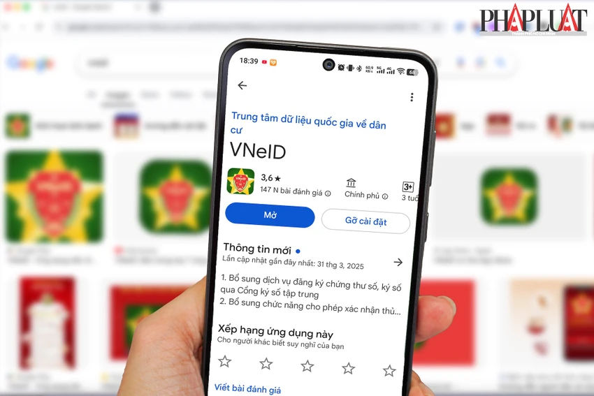 Giấy tờ đã được xác thực trên ứng dụng VNeID tương đương với giấy tờ bản cứng. Ảnh: MINH HOÀNG