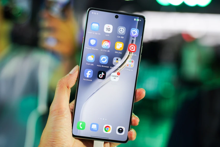 Điện thoại AI Tecno Camon 40 có màn hình phẳng, phiên bản Pro sử dụng màn hình cong. Ảnh: TIỂU MINH