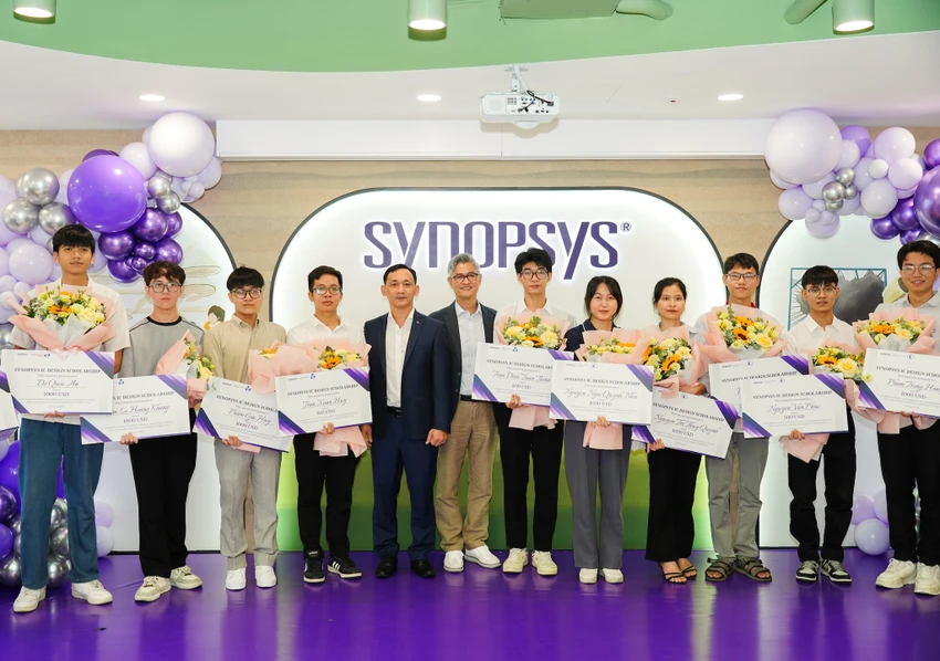 Synopsys trao học bổng thiết kế vi mạch cho các sinh viên xuất sắc. Ảnh: TIỂU MINH