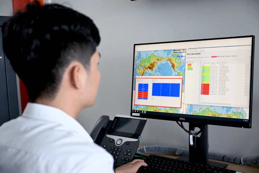 Tin công nghệ 16-4: Kỹ sư Viettel Networks kiểm tra hệ thống.
