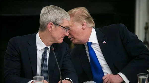Tim Cook trò chuyện với Tổng thống Trump.