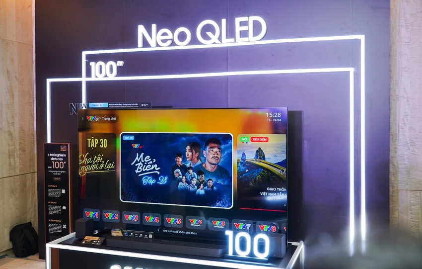 TV QLED 100 inch. Ảnh: TIỂU MINH