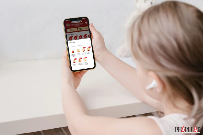 Thực hiện thủ tục check in online bằng ứng dụng VNeID. Ảnh: MINH HOÀNG