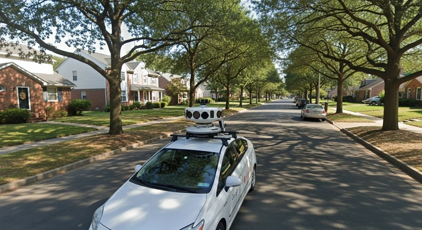 Một người đàn ông được bồi thường 12.500 USD sau khi xe của Google Street View chụp lại hình ảnh khỏa thân của ông trong sân nhà. Ảnh minh họa: AI