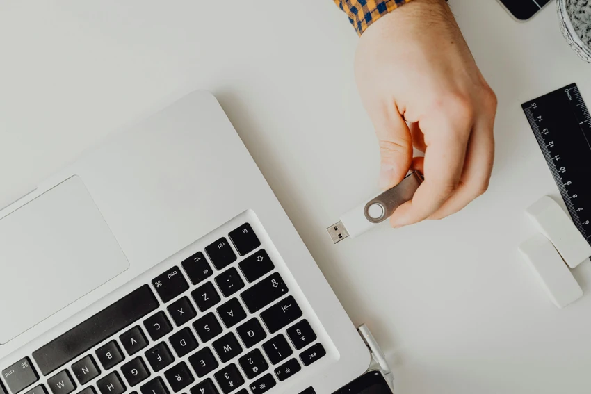 Tin công nghệ 1-9: 4 thiết bị bạn không nên cắm vào cổng USB của laptop. Ảnh: Pexels