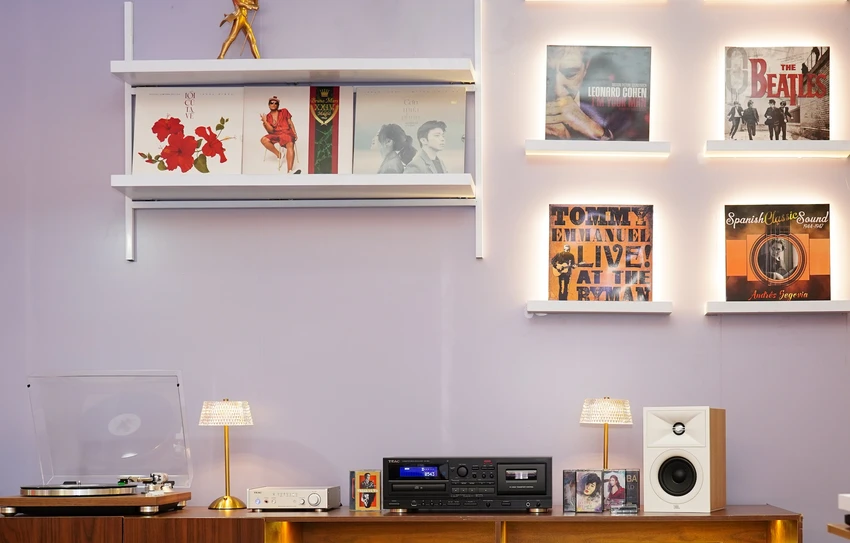 Khu On Real Chill đậm chất hoài cổ với loa TEAC và thiết bị vinyl từ Đức tại PHE Show 2025. Ảnh: TIỂU MINH