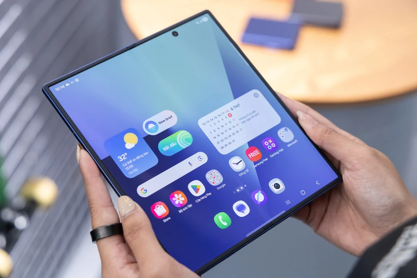 Galaxy Z Fold7 có thể hạ sáng xuống mức 1 nit, giúp mắt dễ chịu khi dùng ban đêm. Ảnh: TIỂU MINH
