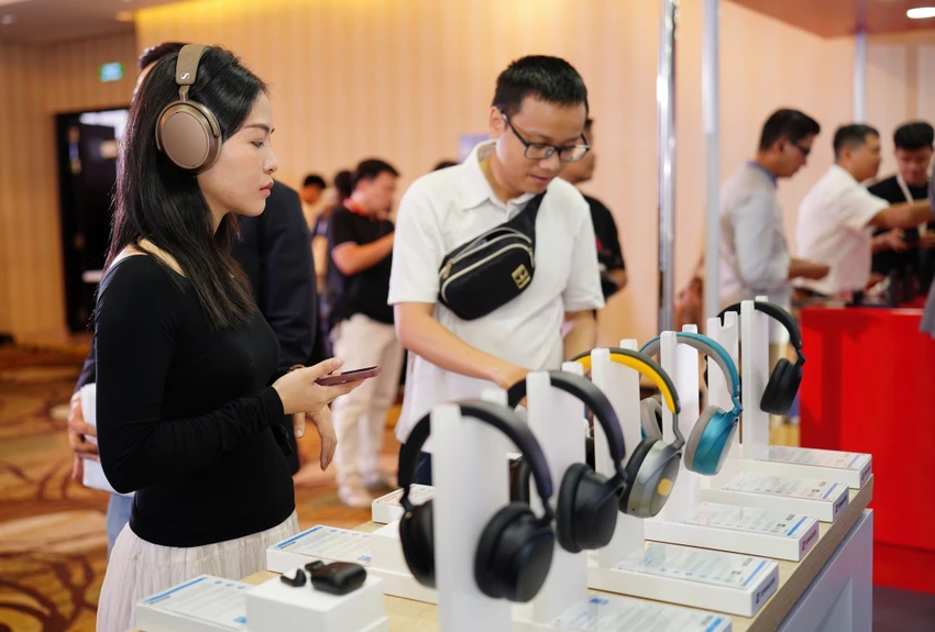 PHE Show 2025 thu hút khá nhiều bạn trẻ tham gia, trải nghiệm các thiết bị âm thanh mới. Ảnh: TIỂU MINH