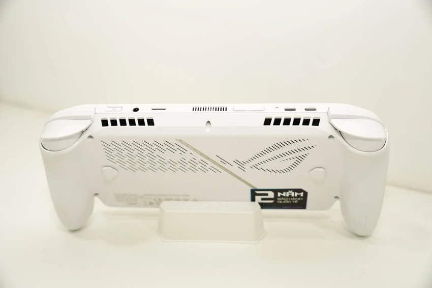 may-choi-game-cam-tay-asus-rog-ally-5.jpg