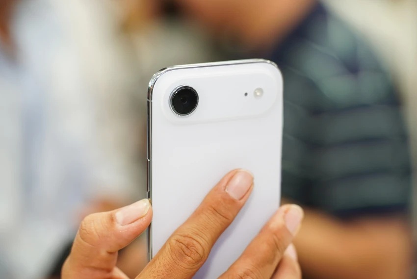 Tin công nghệ 17-10: iPhone Air ‘cháy hàng’ sau chuyến thăm của CEO Tim Cook. Ảnh: TIỂU MINH