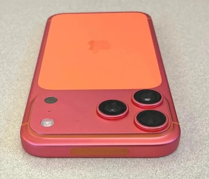 iPhone 17 Pro Max màu cam đổi thành màu hồng chỉ sau vài tuần sử dụng. Ảnh: Reddit